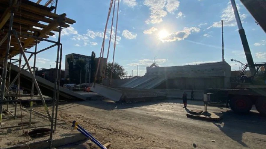 На столичной Шулявке обвалился мост