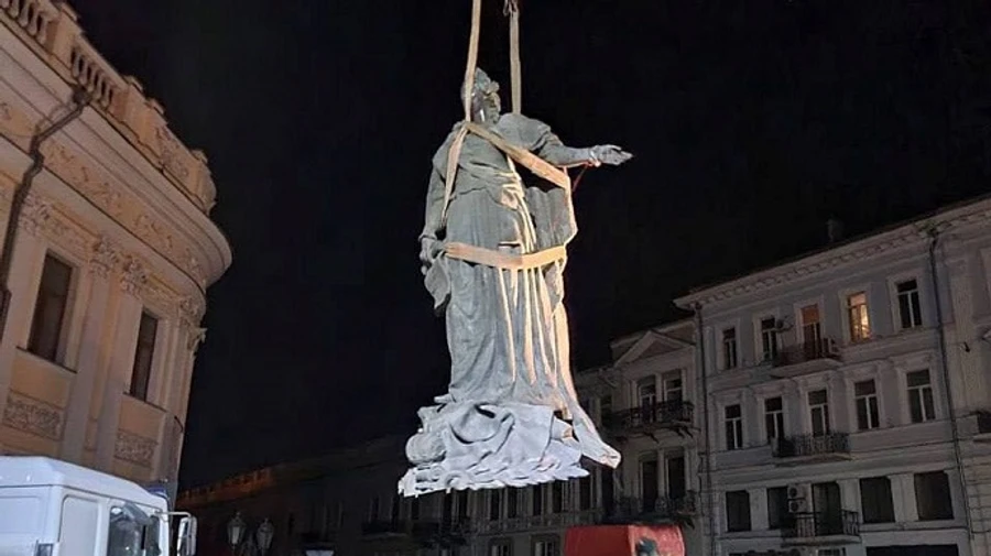 В Одесі знесли пам'ятники Катерині ІІ і Суворову