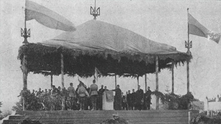 Про порядок кольорів українського прапора на старих фотографіях