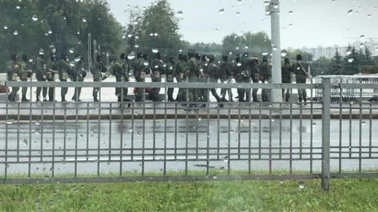 У центр Мінська стягнули спецтехніку й автозаки, площу Незалежності огородили