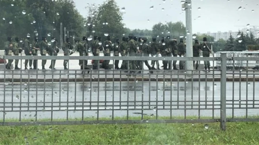 В центр Минска стянули спецтехнику и автозаки, площадь Независимости огородили