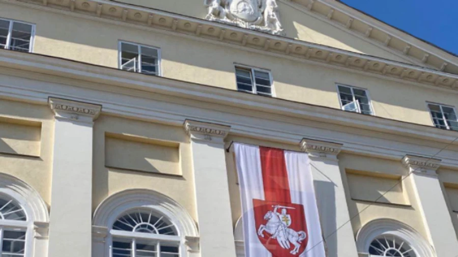 Будівлю мерії Львова прикрасили у знак солідарності з Білоруссю