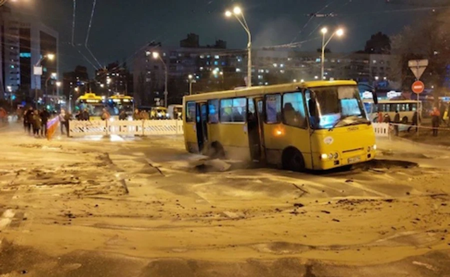 Біля затопленого Ocean Plaza залатали трубу й відновили рух