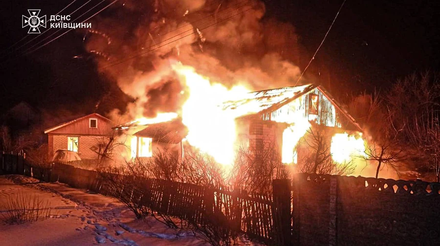 В пожаре в Киевской области погибли мать и двое подростков