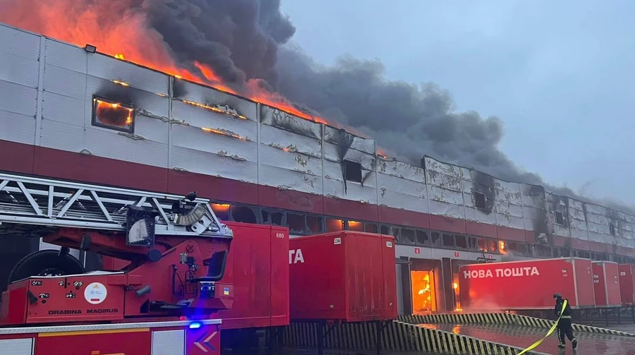 Russians strike Lutsk: Nova Poshta hub and food warehouses on fire – photo