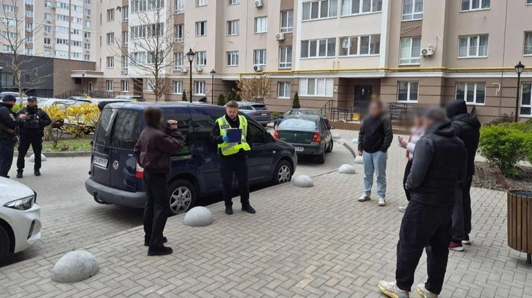 У Києві чоловік відкрив стрілянину з авто: його знайшли та затримали в області