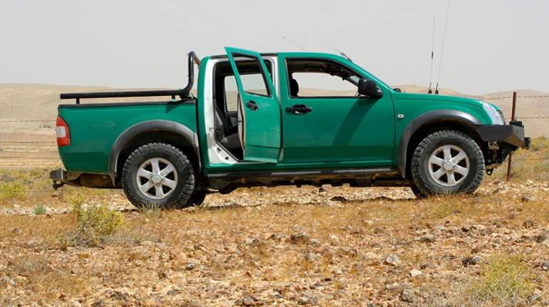 Готові пригнати хоч фуру: дорожні хроніки жінок-водійок, які везуть авто на фронт