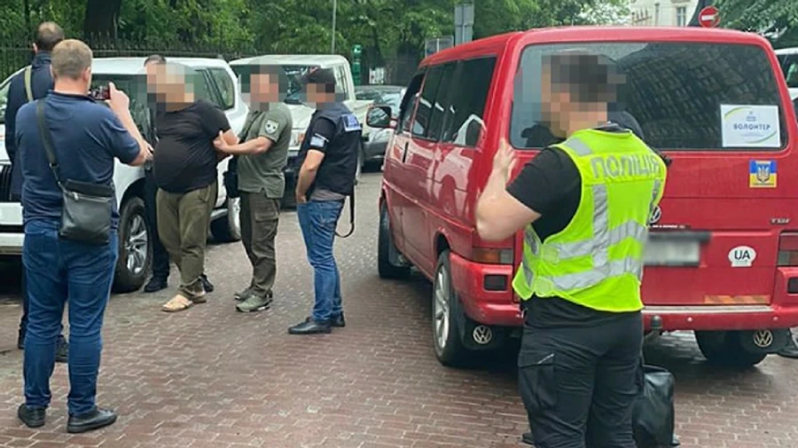 Киевлянин организовал схему незаконного пересечения границы для мужчин