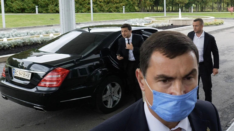 Зеленський каже, що живе на держдачі тільки через охорону 