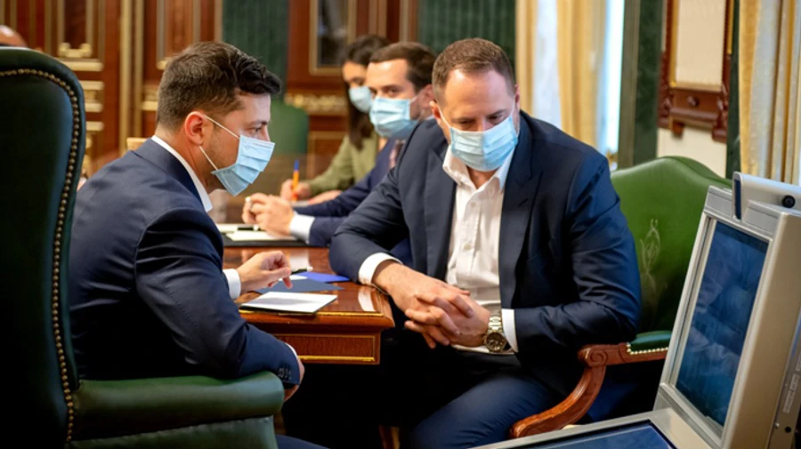 У Зеленского объяснили, почему врачи не получили надбавок: бюрократическая волокита