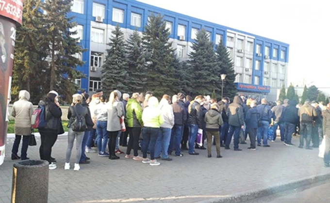 У Кривому Розі тисячі людей стоять у черзі по спецперепустки до транспорту