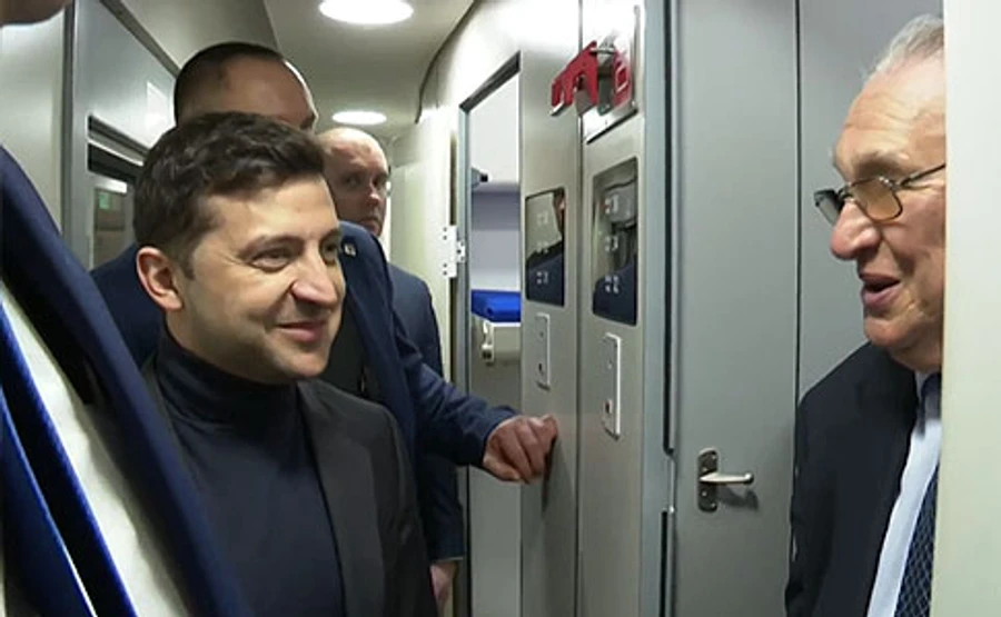 Зеленский посмотрел новые вагоны для поездов и поговорил о задах