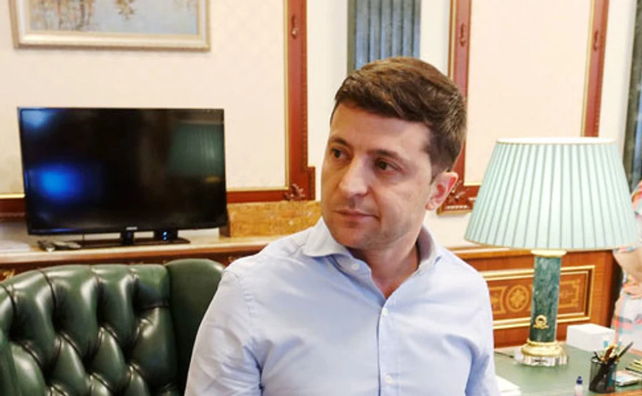 Фонтан с эффектами и место для протестов: Зеленскому показали будущую АП