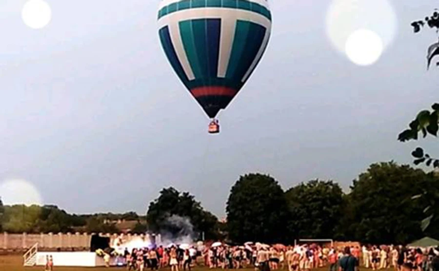 На Кіровоградщині повітряна куля з людьми застрягла на дереві 