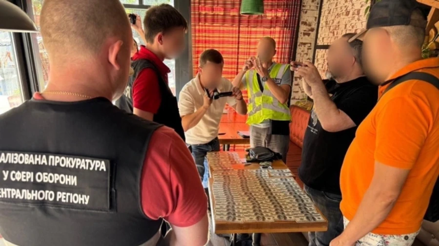 Посадовець Міноборони за $10 000 обіцяв чоловікам бронювання на критично-важливе підприємство