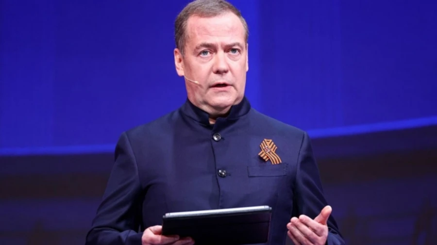 Медведєв заявив, що Росії байдуже до театрального ультиматуму Трампа