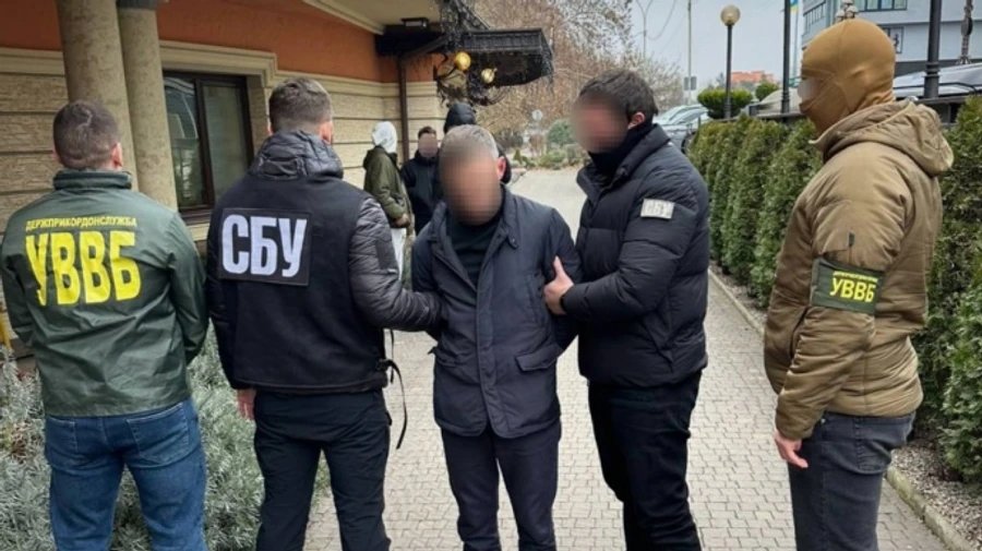На Закарпатті впіймали прикордонника, який за хабарі допомагав чоловікам виїхати з України – ДПСУ