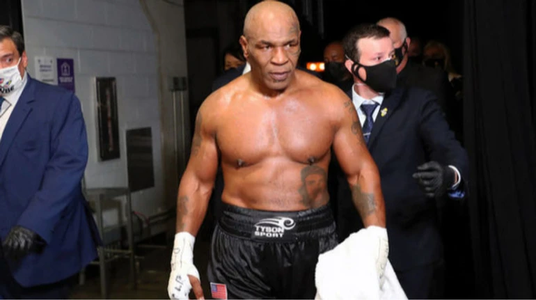 Майк Тайсон собирается провести бой против Мейвезера в Африке