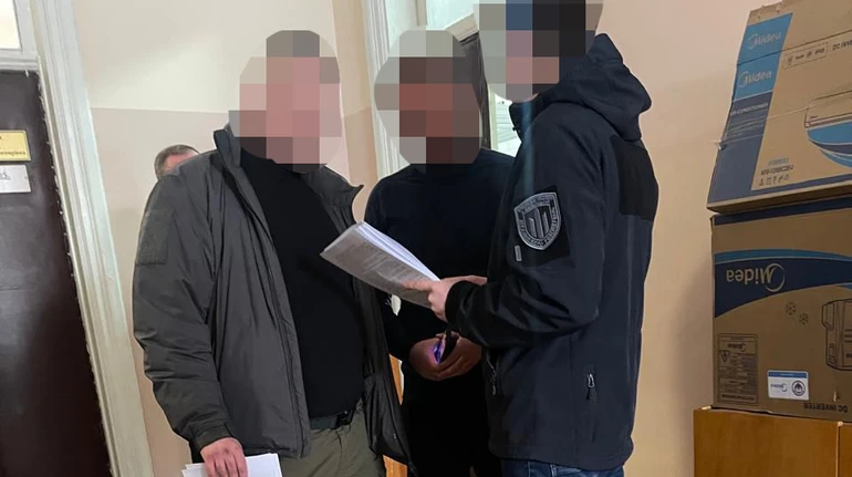 Під час перевірки документів на ринку поліцейський побив чоловіка, який кинувся тікати – розслідує ДБР