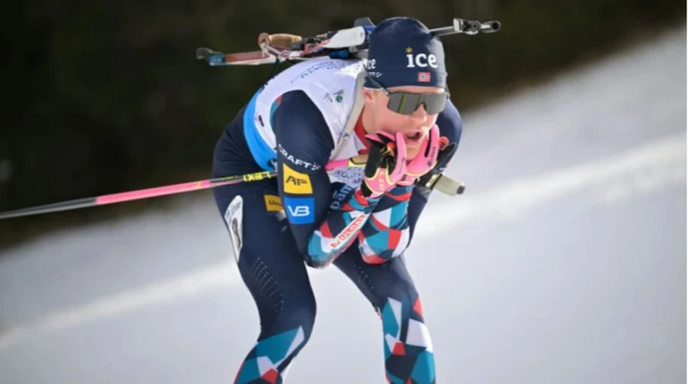 Норвезький біатлоніст змусив фаната повзти крізь сніг і мороз через центр рідного селища