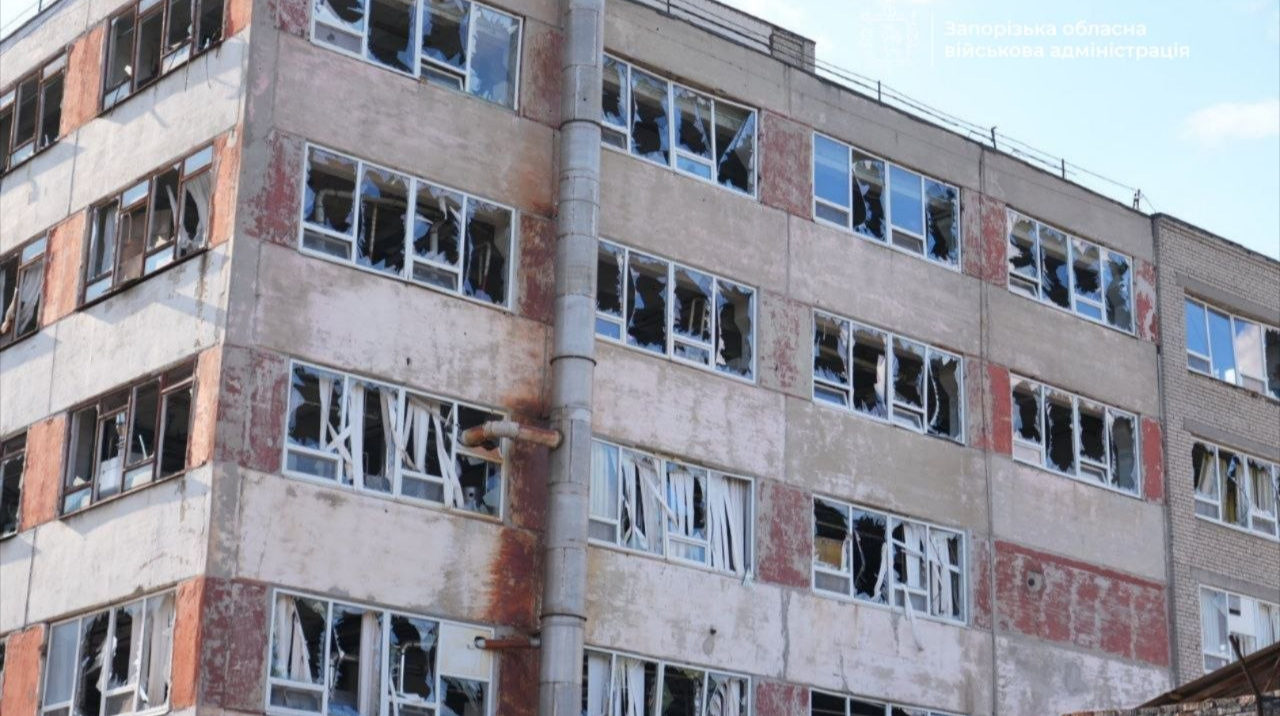 Росіяни атакували авіабомбами Запоріжжя: одна людина загинула, є поранені