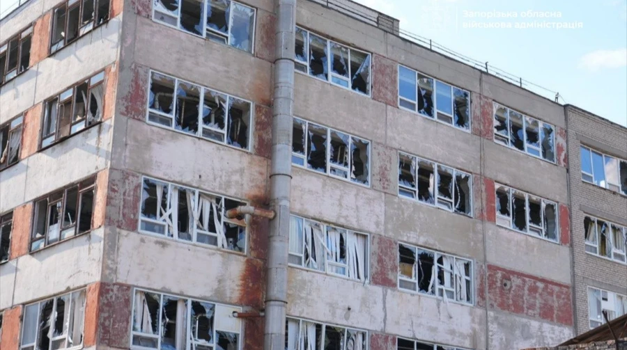 Россияне атаковали авиабомбами Запорожье: один человек погиб, есть раненые