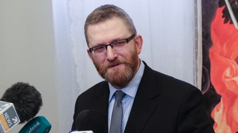 У Польщі антиукраїнський депутат зняв прапор України з кургану Костюшка