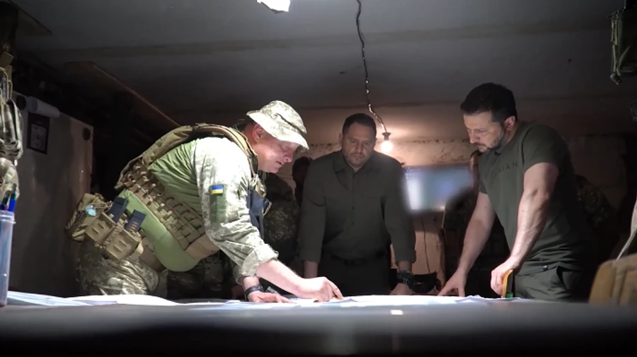 Zelenskyy visits the Berdiansk front and presents Ukrainian soldiers with awards 