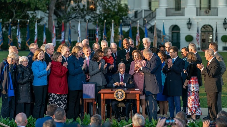 Байден підписав закон про інфраструктуру на $1,2 трильйона