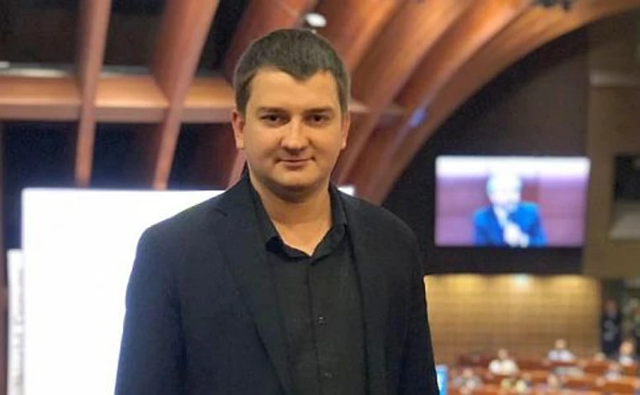 Партія Слуга народу про напад у Сумах: Стара система чинить спротив, як у 90-х