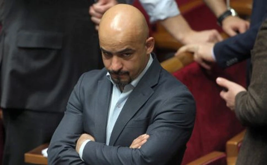 Найєм вважає, що за виключенням його з міжнародних делегацій стоїть АП