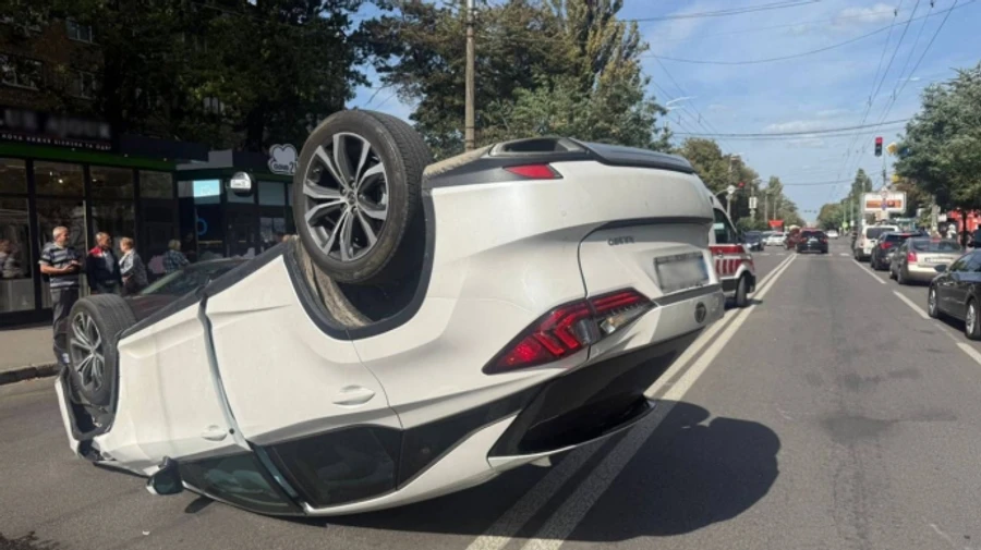 В Киеве Лексус столкнулся с учебным авто и перевернулся на крышу