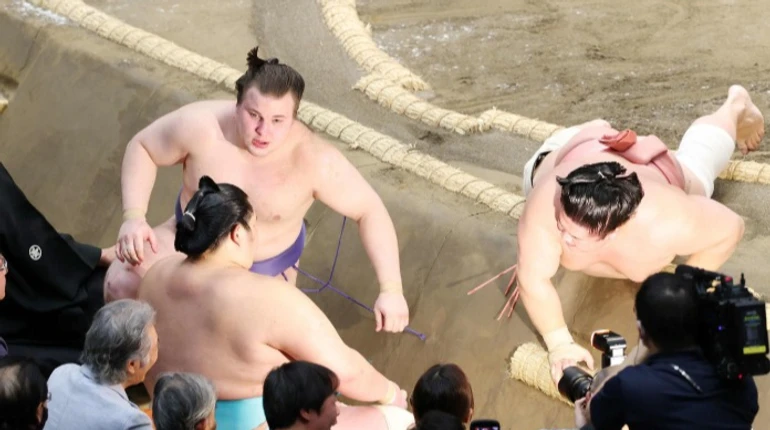 Украинские сумоисты Аонишики и Шиши с побед начали турнир Hatsu Basho