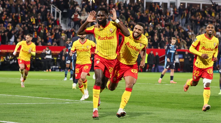 Сбитые летчики, продвинутые угловые и на миллиард евро меньше: как Ланс бросает вызов ПСЖ во Франции