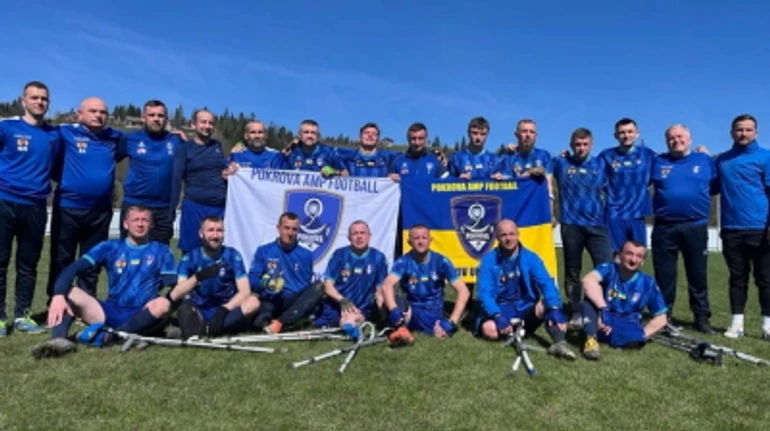 Любят петь и играть в футбол на костылях. Команда военных из Львова восстанавливает ампфутбол в Украине