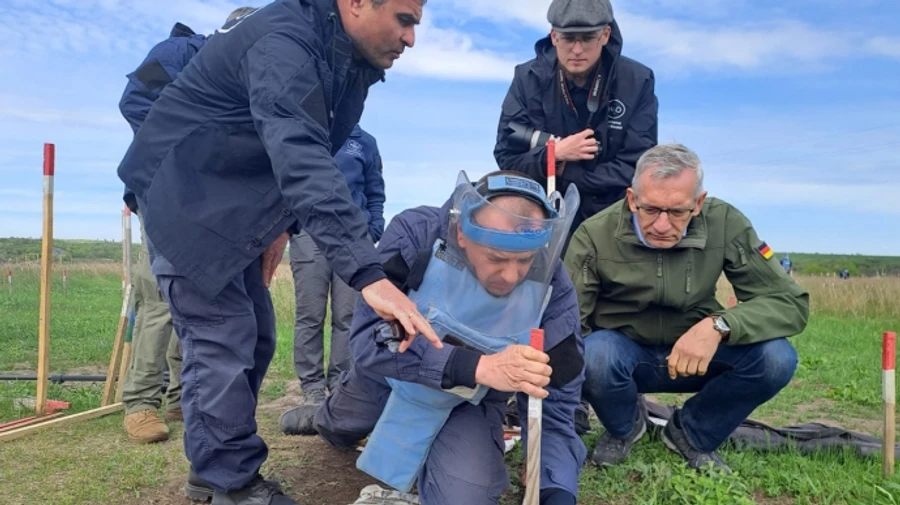 German Ambassador to Ukraine attends deminer training in Mykolaiv – photo