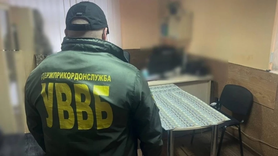 Пропонував $9000 хабаря, щоб виїхати за кордон: прикордонники затримали зловмисника
