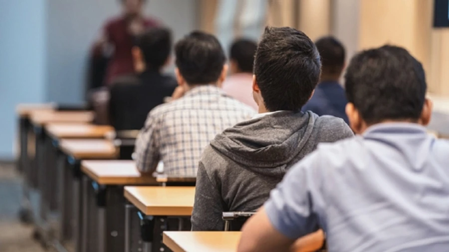 В Днепре из-за ночного обстрела эвакуируют больницу и закроют школы