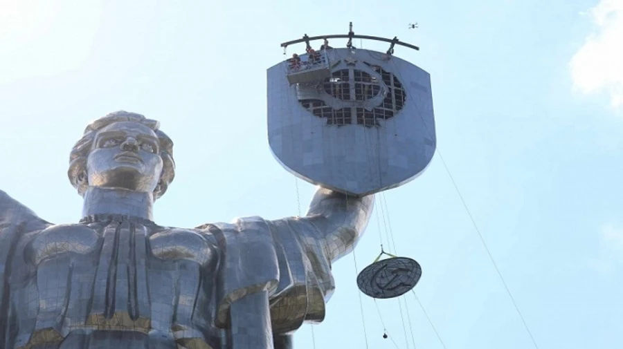 Майже 70% українців вважають, що заміна герба на Батьківщині-Матері могла почекати