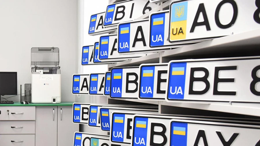 Жителей оккупированной Запорожской области заставляют заклеивать герб на номерах машин – Сопротивление 