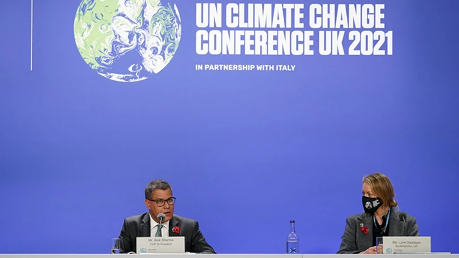 В Британии из-за ливней и поваленных деревьев отменяют поезда на климатический саммит