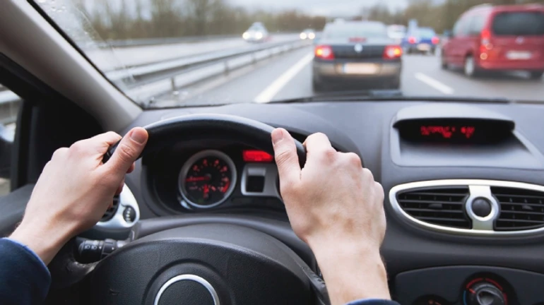 Майбутнім водіям дозволили готуватися онлайн, а права – отримувати кур'єром