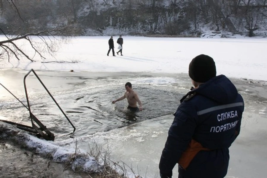 На Водохрещу за українцями, які підуть купатись, наглядатимуть 2 тисячі рятувальників
