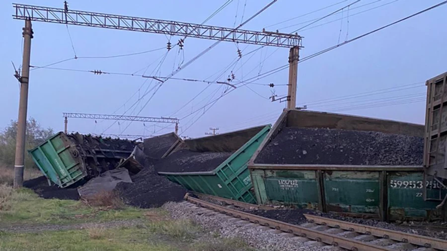Вантажний потяг зійшов з рейок у Кривому Розі: хтось пошкодив колії 