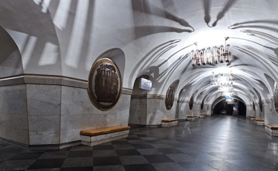 Потяг метро Києва зняли з лінії через вибух петарди