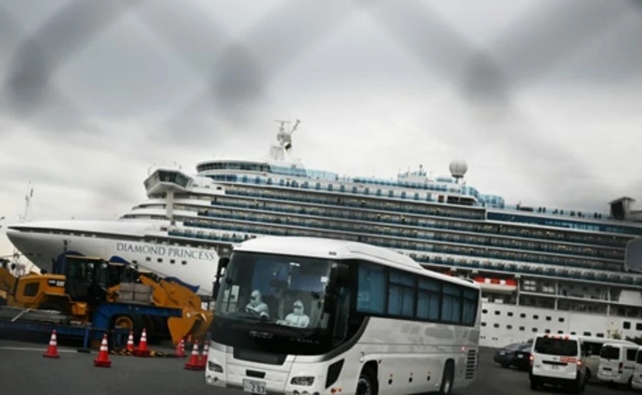 Понад 300 пасажирів перевезли з зараженого лайнера на військові бази США