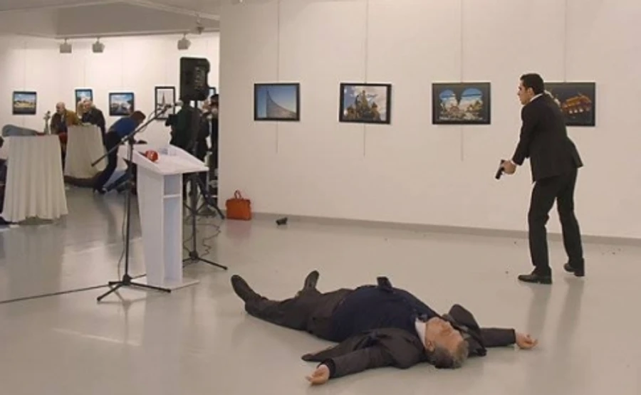 З'явилося повне відео вбивства російського посла