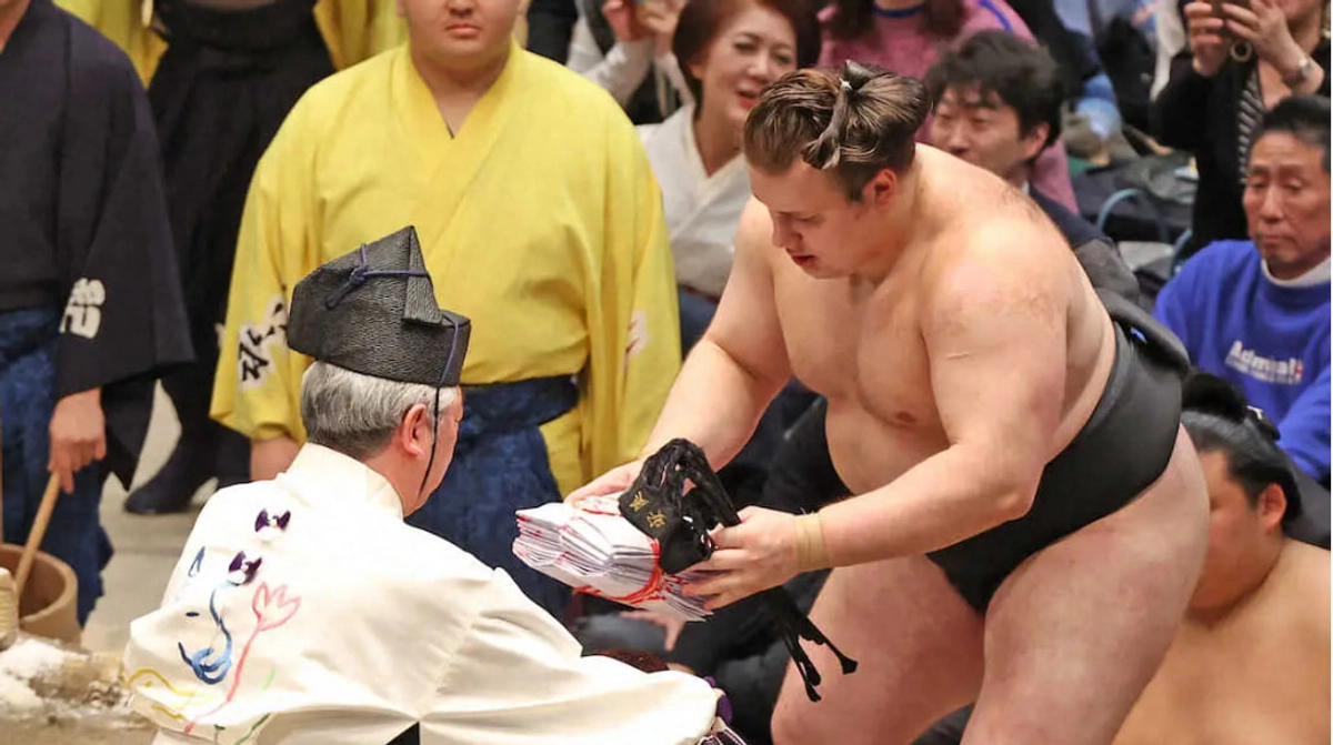 Ukrainian sumo wrestler Aonishiki wins Emperor's Cup for second time in a row
