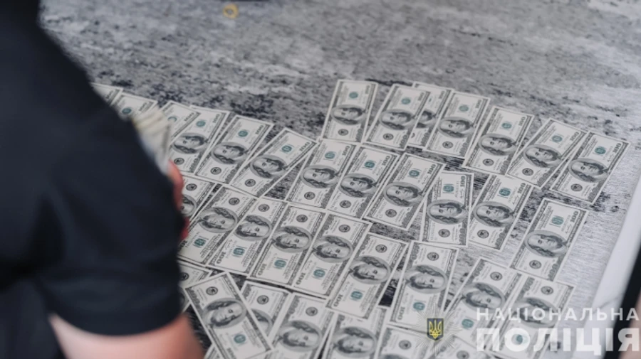 На допомозі ухилянтам викрили лікаря і працівника ТЦК: у підозрюваних вилучили 5 млн гривень