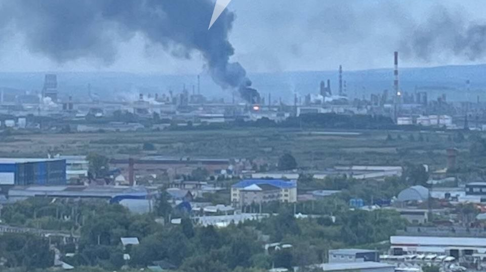 Сили оборони уразили НПЗ та військовий аеродром у Росії